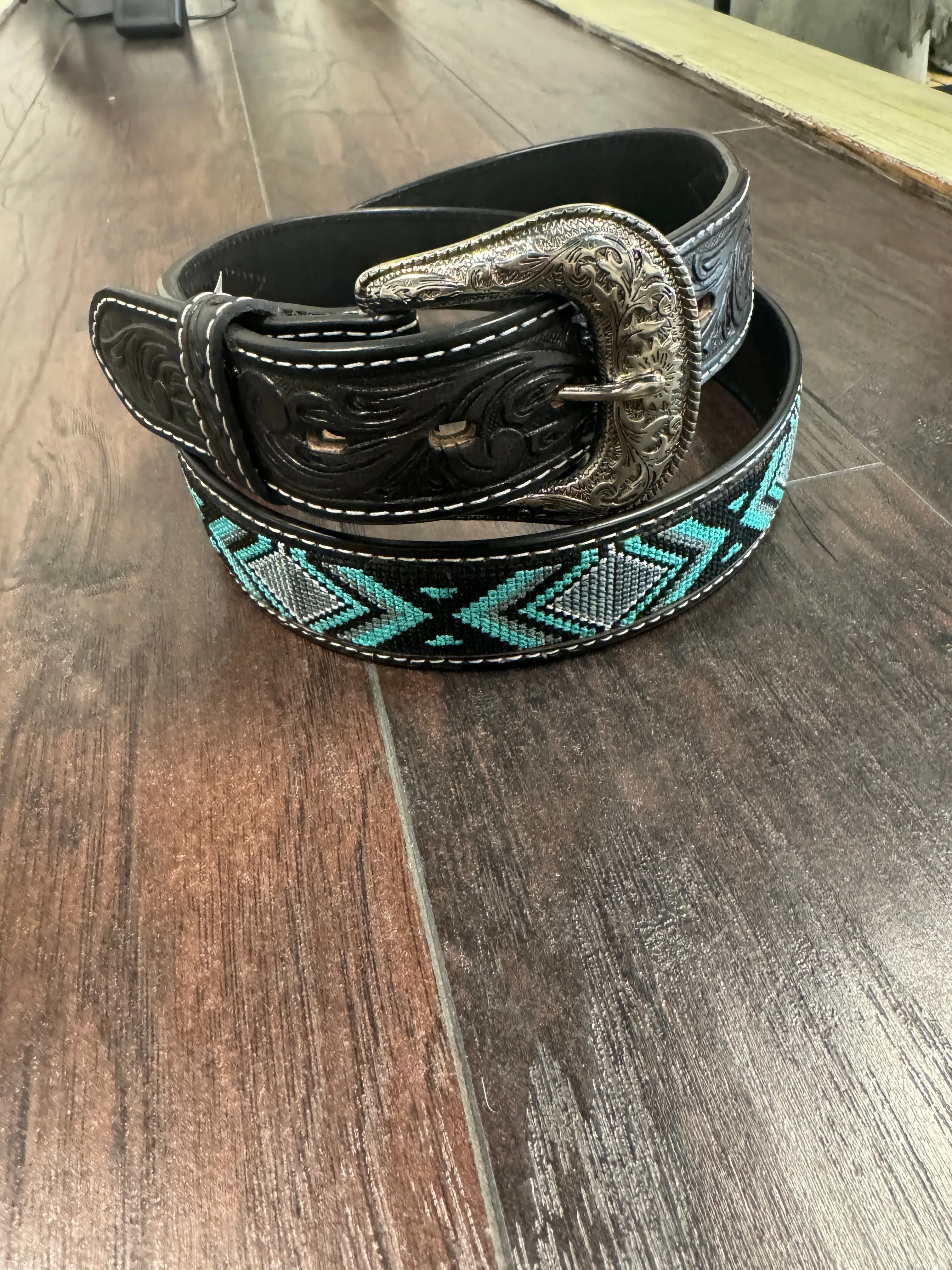 ARIAT 1 1/2 EMBROIDERY INLAY BL/BK