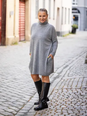 Catnoir Grå oversized ullkjole med høy hals og lommer