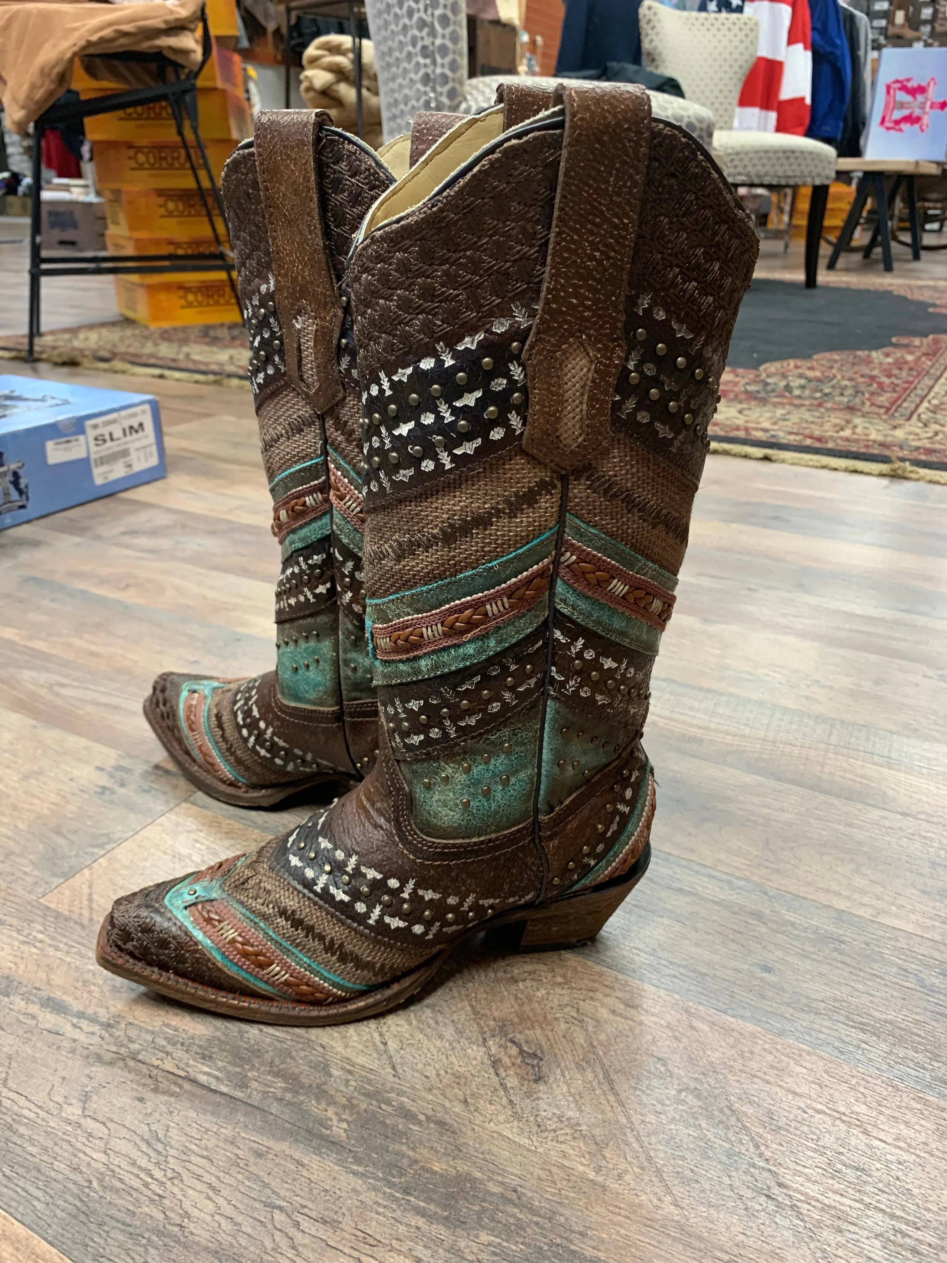 CORRAL EMBROIDERY STUDS SNIP TOE WESTERN BOOTS