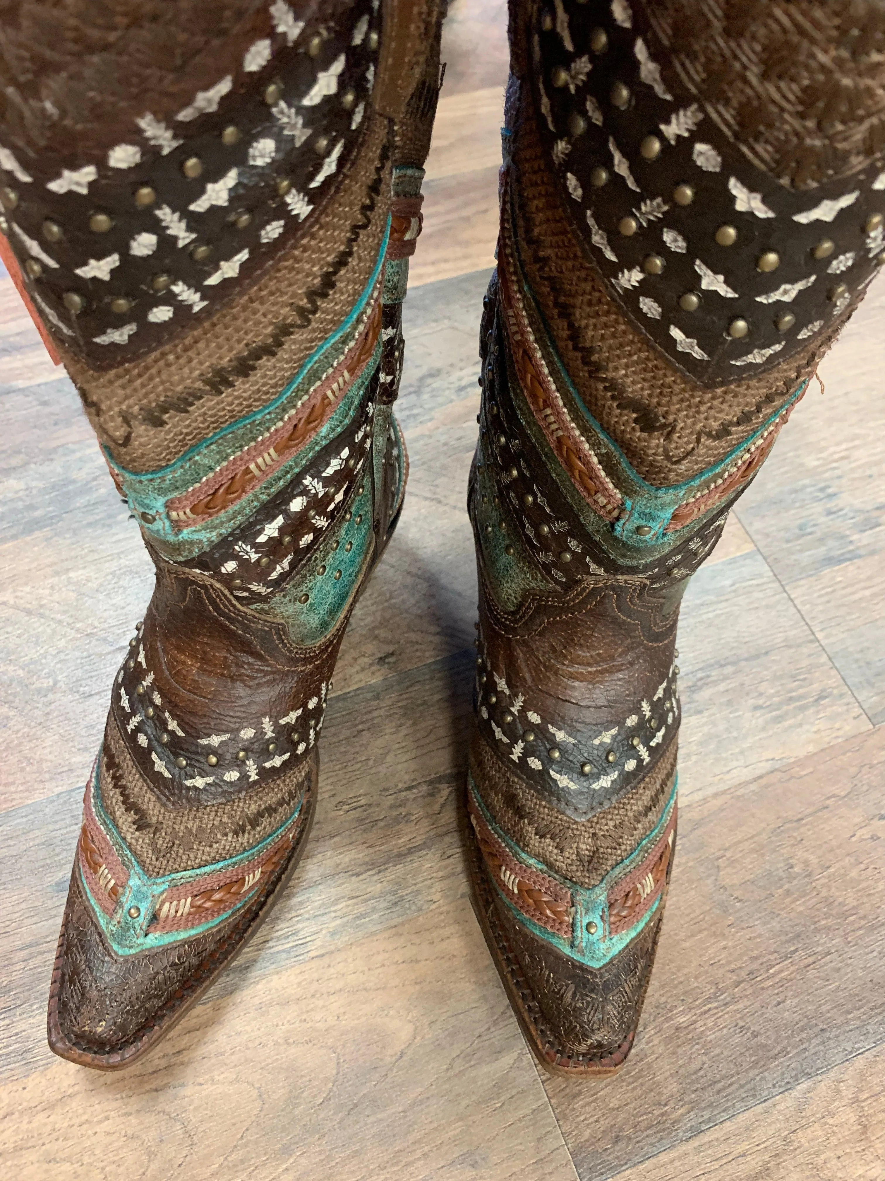 CORRAL EMBROIDERY STUDS SNIP TOE WESTERN BOOTS