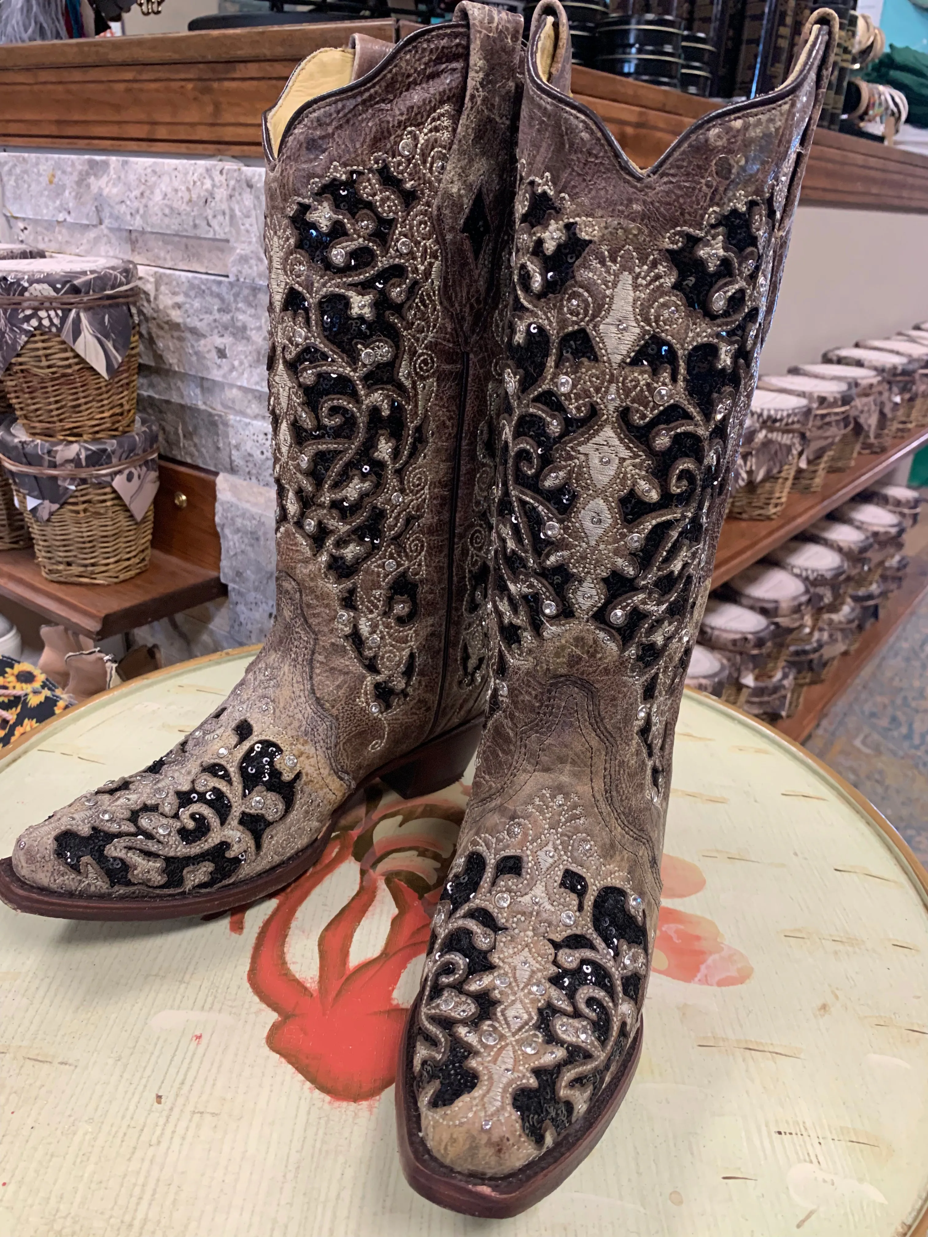CORRAL WOMEN'S FLORAL EMBROIDERED WESTERN BOOTS - SNIP TOE