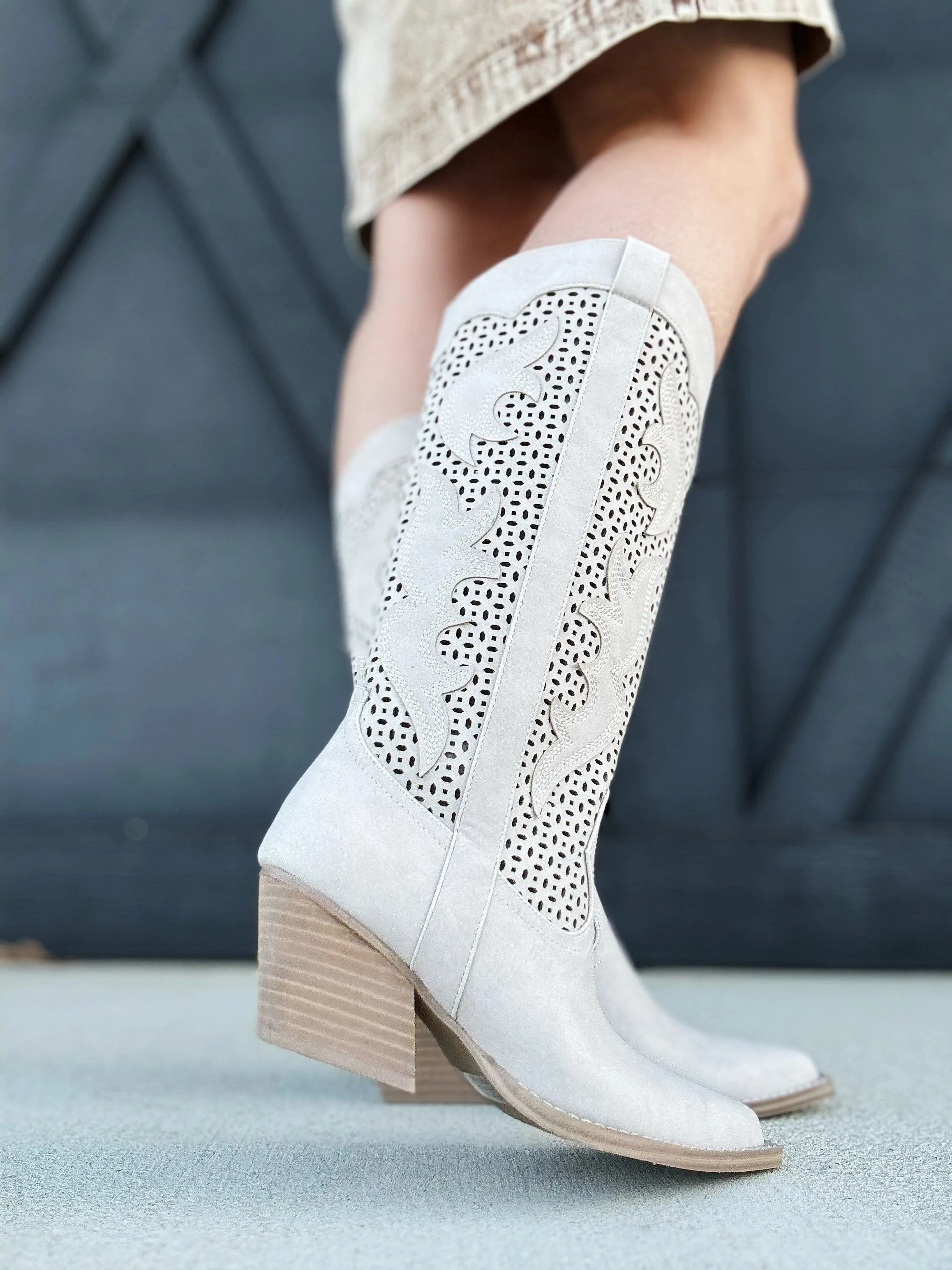 Dolce Vita Alamo Boots In Light Stone