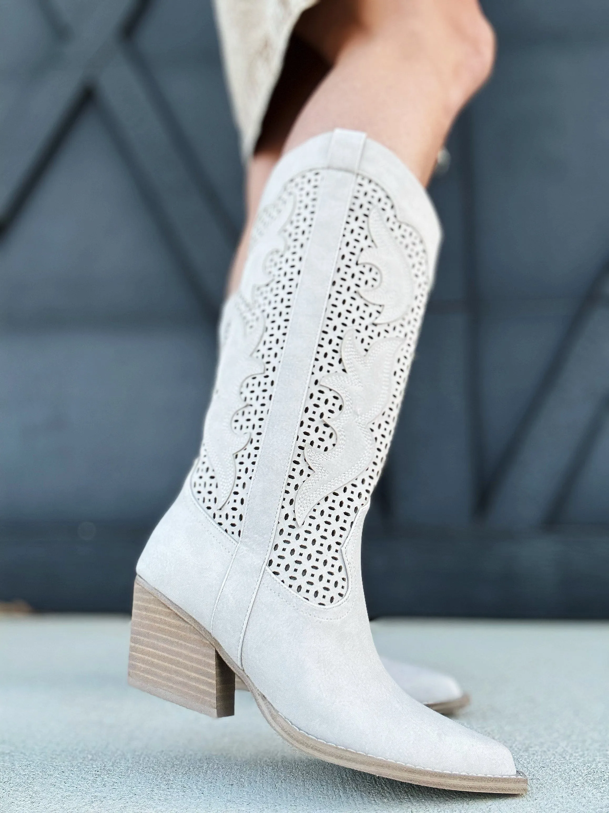 Dolce Vita Alamo Boots In Light Stone