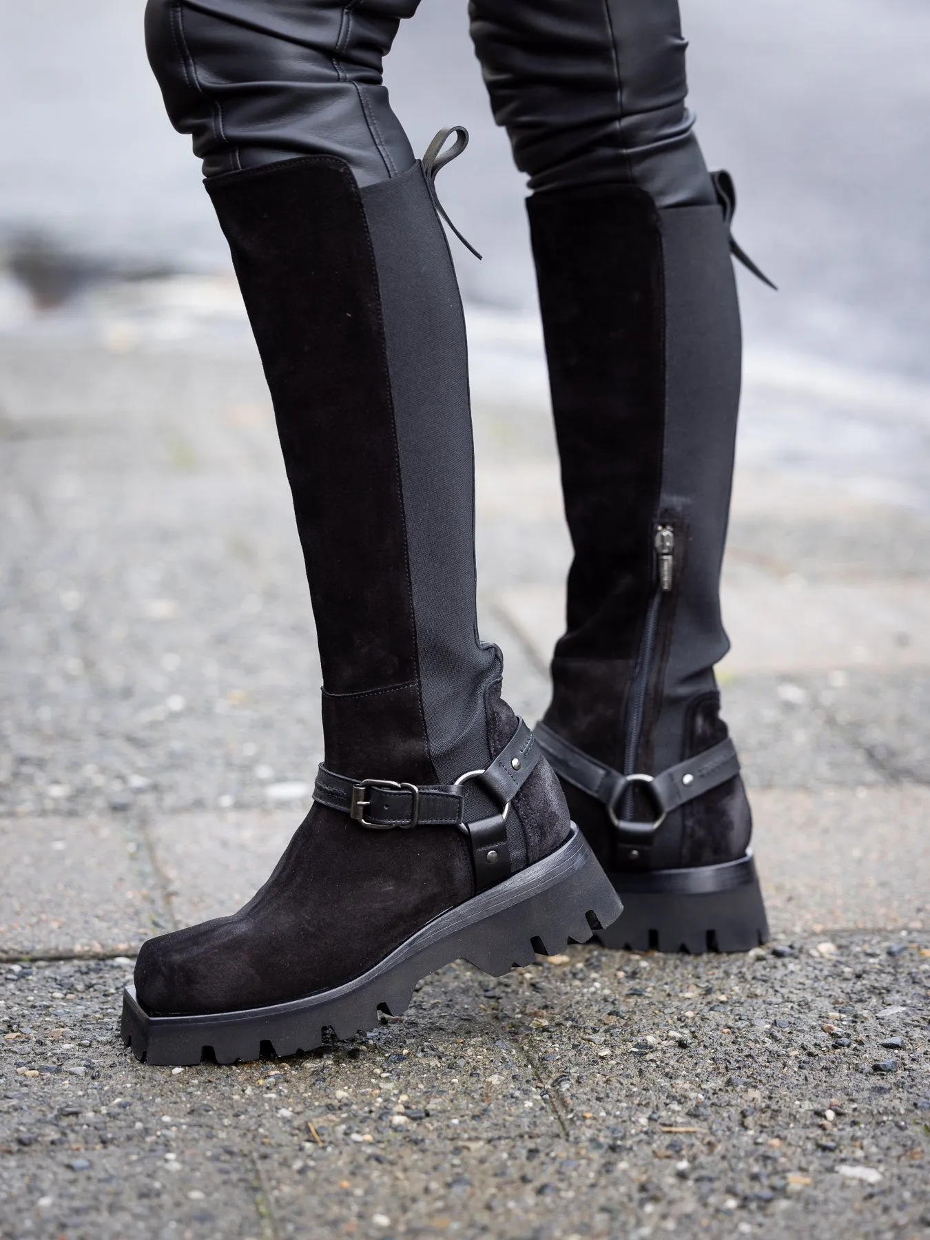Laura Bellariva Sort semsket boots med reim og butt tå