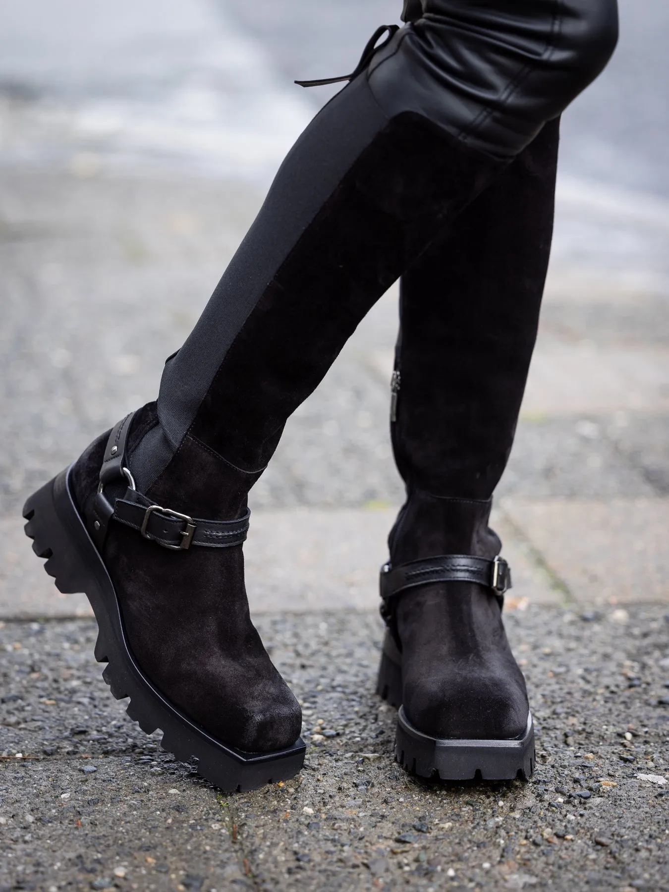 Laura Bellariva Sort semsket boots med reim og butt tå