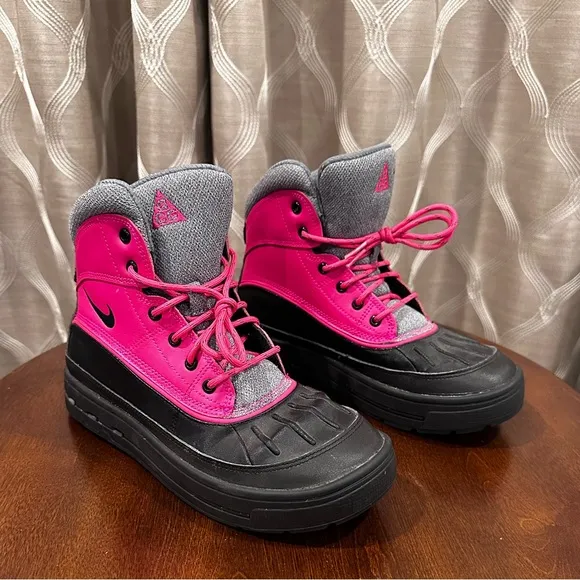 Nike Girls ACG 524876-600) Pink/Black/Grey Boots - Size 6Y