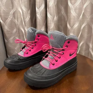 Nike Girls ACG 524876-600) Pink/Black/Grey Boots - Size 6Y
