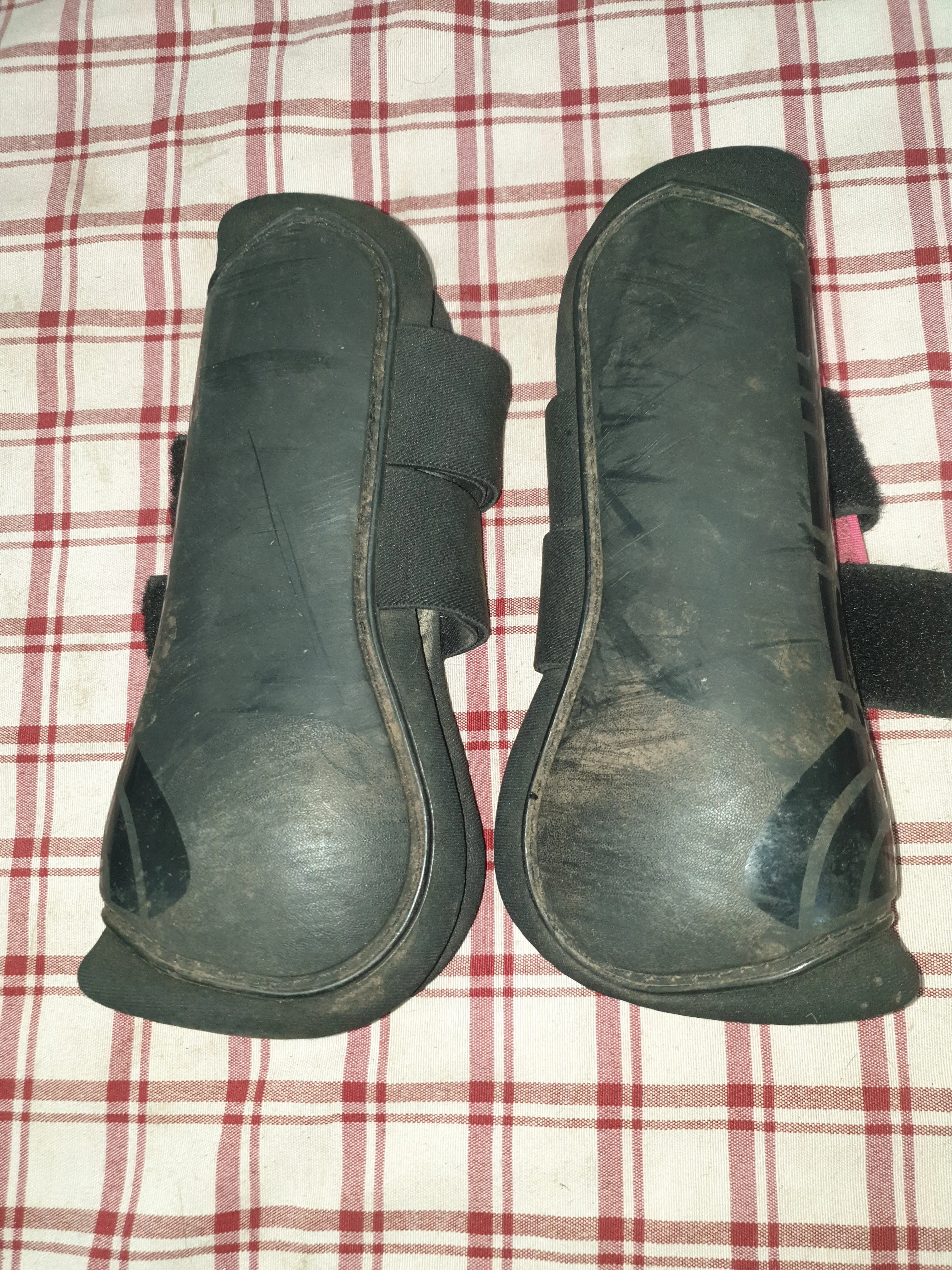Used ARMA cob size black & pink hard shell tendon boots FREE POSTAGE 🟢