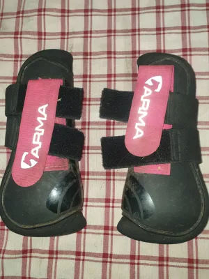 Used ARMA cob size black & pink hard shell tendon boots FREE POSTAGE 🟢