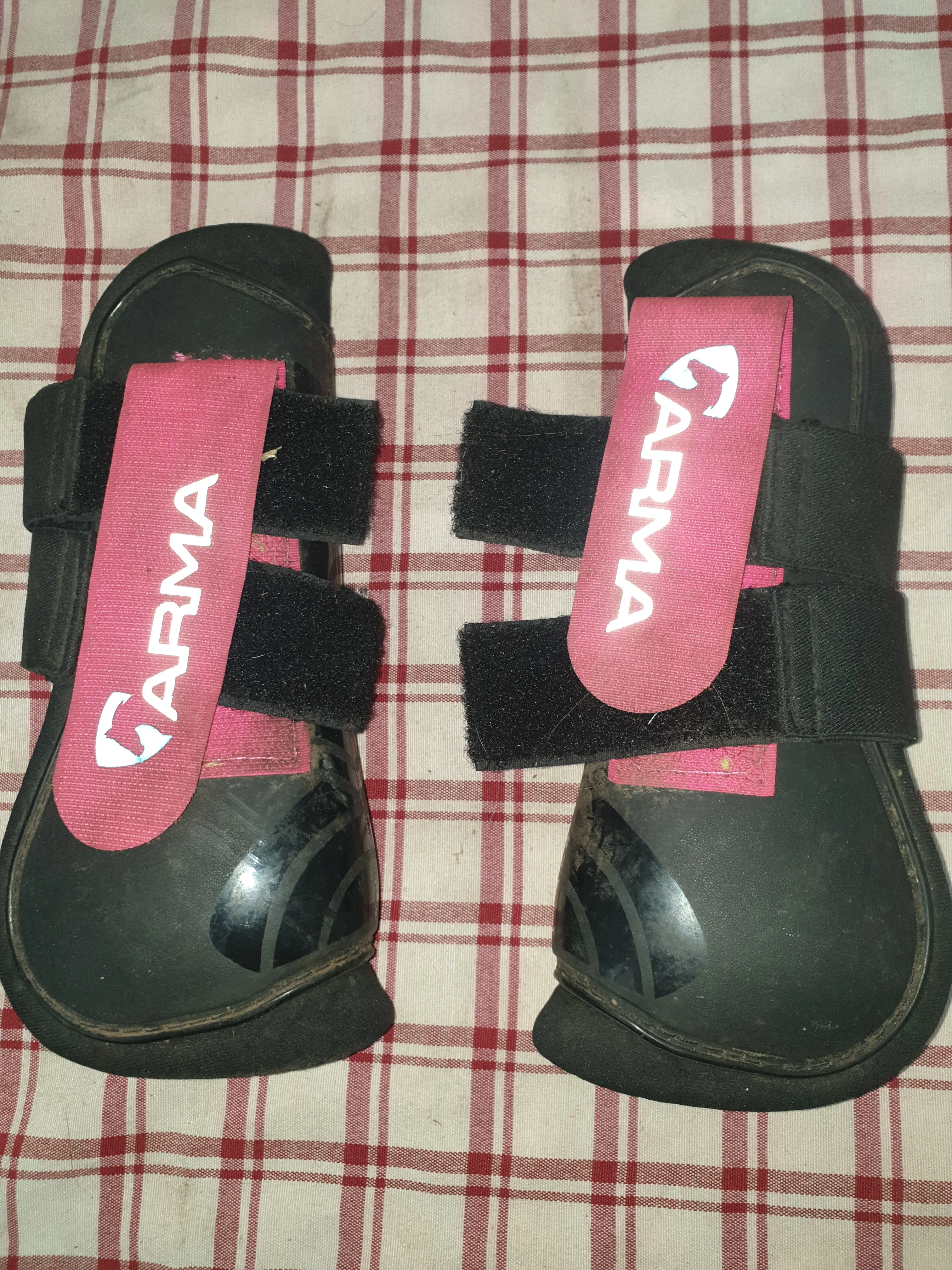 Used ARMA cob size black & pink hard shell tendon boots FREE POSTAGE 🟢